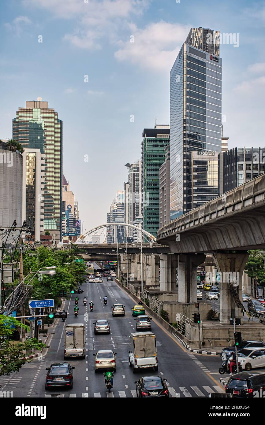 Bangkok, Thailandia 12.03.2021 Chong Nonsi Ponte pedonale, questo Skywalk è un punto di riferimento urbano situato nel mezzo del Busin centrale Sathorn-Silom Foto Stock