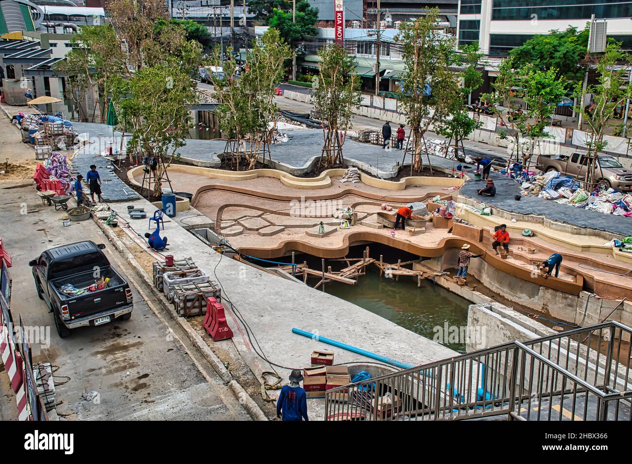Bangkok, Thailandia 12.03.2021 costruzione sul primo pezzo presto aperto di un miliardo-baht canale parco Foto Stock