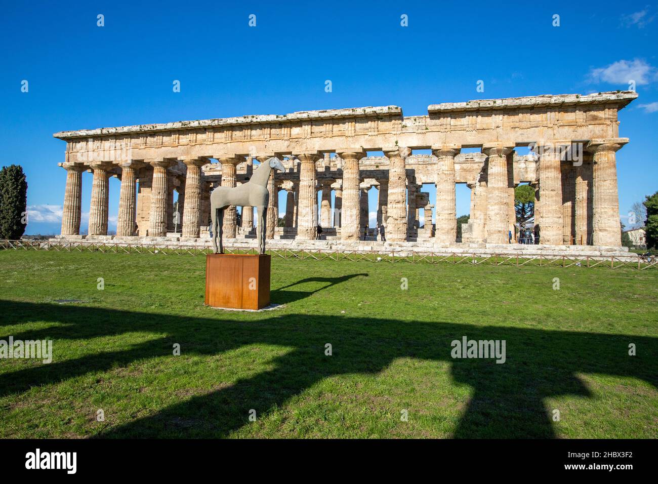 Cavallo di sabbia Arte contemporanea di Mimmo PaladinoTempio di Nettuno, Parco Archeologico di Paestum, Italia Foto Stock