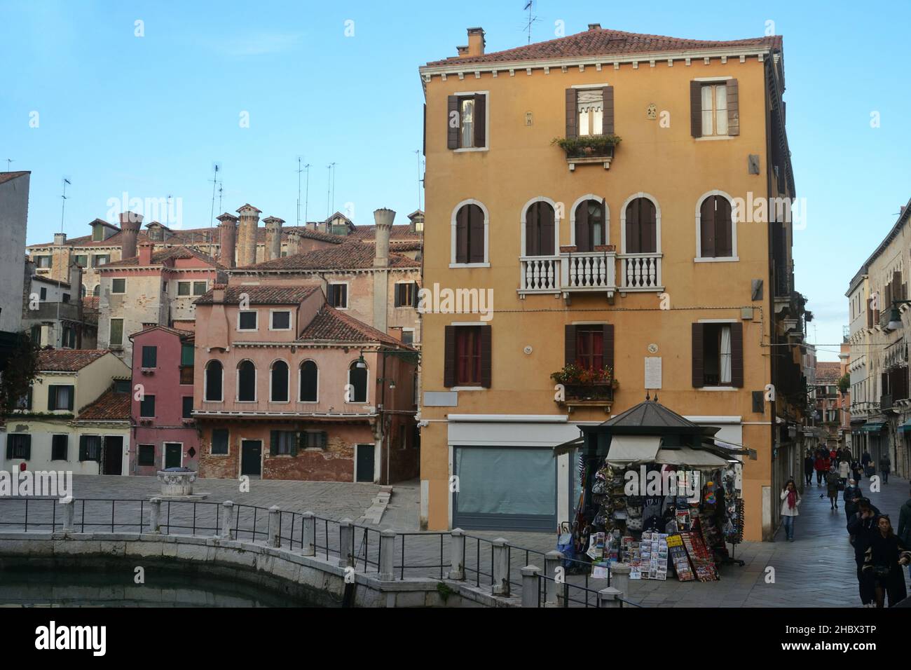una vista sulla città di venezia nel sestiere dorsoduro con palazzi con i tipici caminetti veneziani Foto Stock