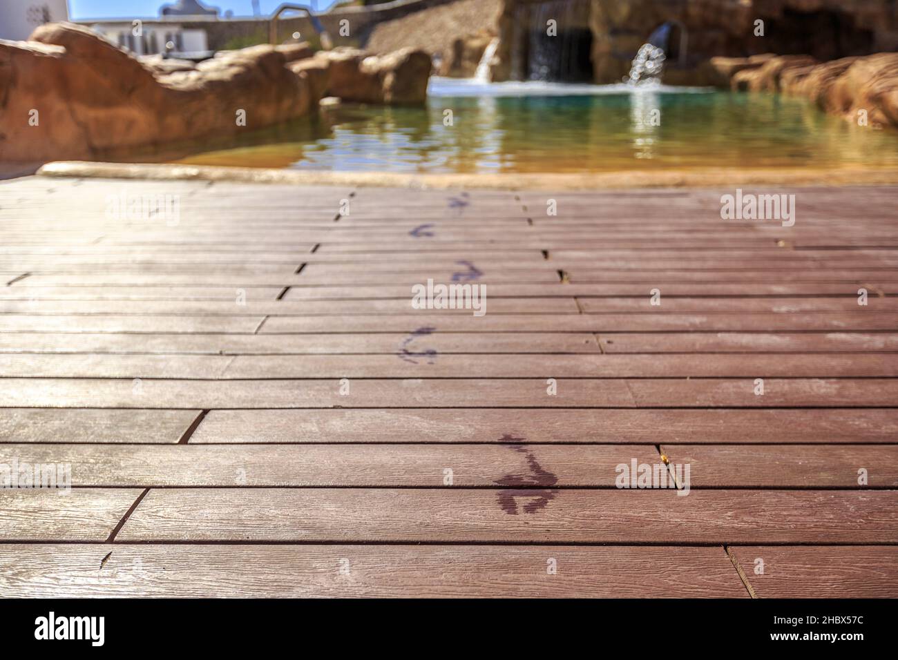 Le impronte dei piani di chiocera sul pavimento di legno dietro la piscina Foto Stock