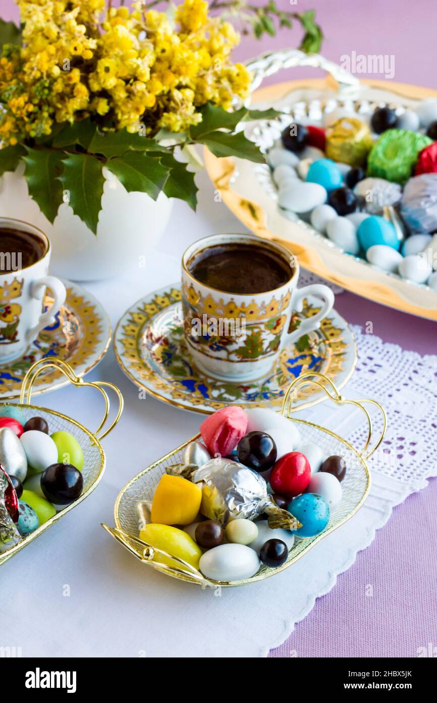 Caffè turco tradizionale e caramelle e cioccolatini alle mandorle dure disegnate elegante su immagine verticale. La Festa dello zucchero o qualsiasi festa. Foto Stock