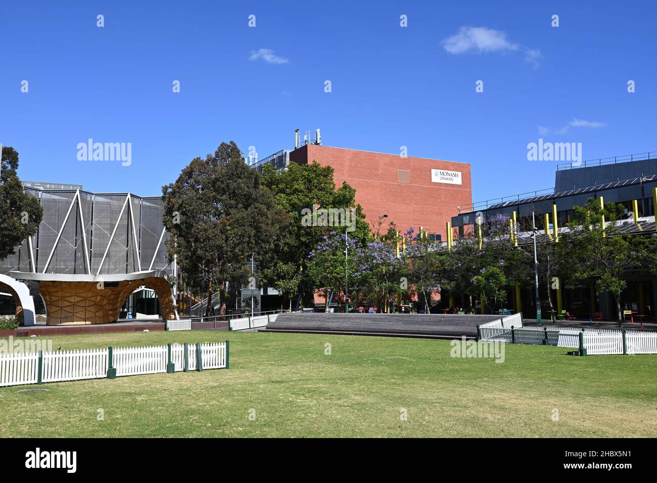 Il Campus Green presso il campus di Caulfield della Monash University, in una giornata di sole durante la pausa estiva Foto Stock