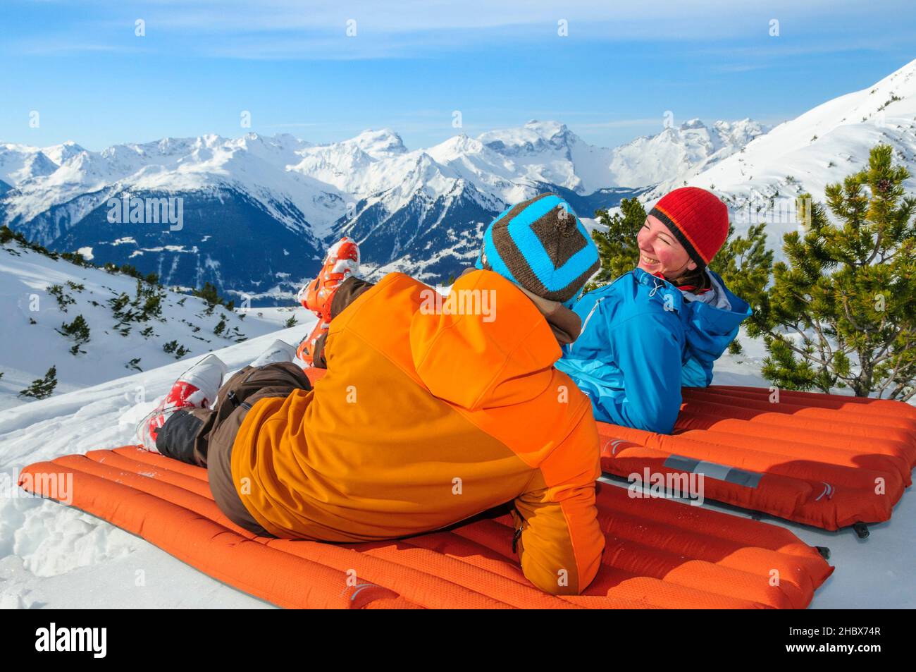 Rilassatevi nella neve e godetevi il mondo di montagna innevato Foto Stock