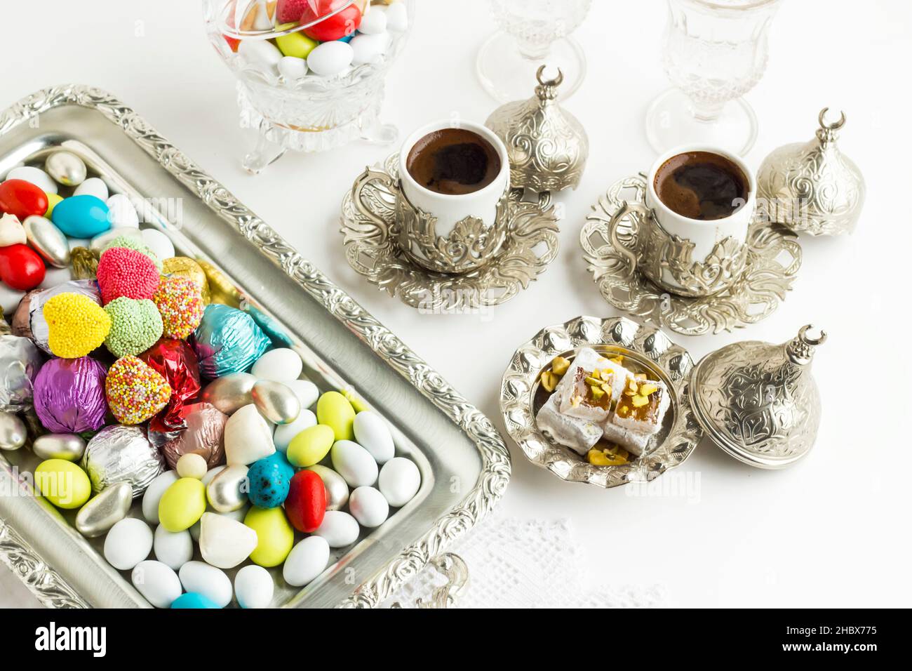 Caramelle turche tradizionali e colorate sul tessuto di pizzo fatto a mano con Coffee.immagine concettuale per le celebrazioni. Foto Stock