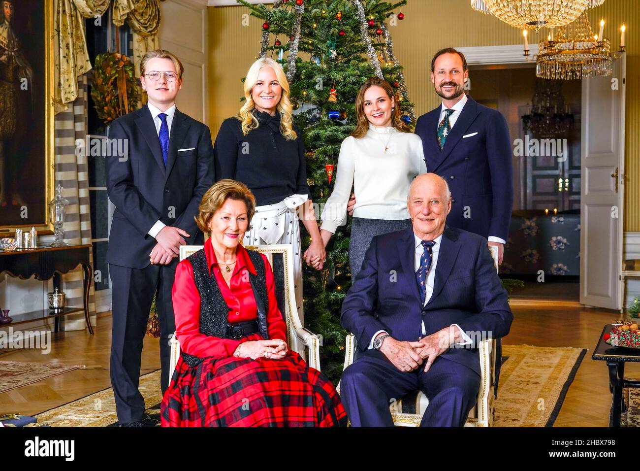 Oslo 20211220.King Harald (davanti, da destra), la Regina Sonja, il Principe Corona Haakon (dietro, da destra), la Principessa Ingrid Alexandra, la Principessa Corona mette-Marit e il Principe Sverre Magnus di fronte all'albero di Natale a Bygdoey Kongsgaard a Oslo. Foto: Lise Aaserud / NTB Credit: NTB Scanpix/Alamy Live News Foto Stock