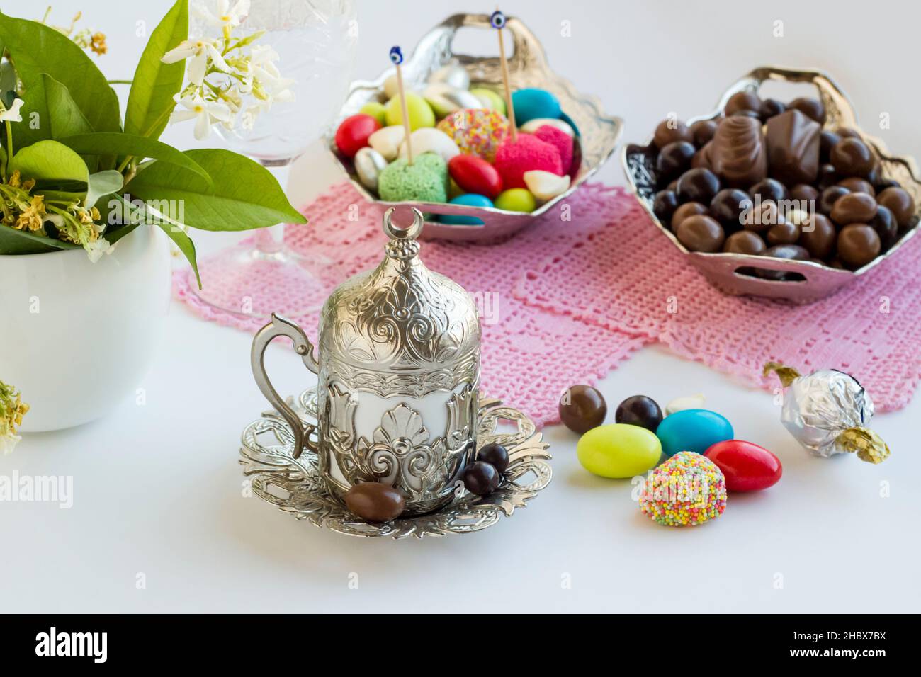 Tradizionale Turkish Feast Table con caffè d'argento vintage e caramelle impostato sul pizzo artigianale tovloth.Selective focus preso. Foto Stock