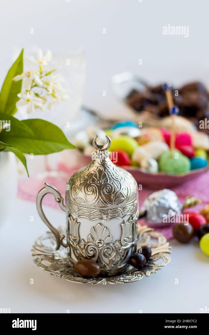 Tradizionale Turkish Feast Table con caffè d'argento vintage e caramelle impostato sul pizzo artigianale tovloth.Selective focus preso. Foto Stock
