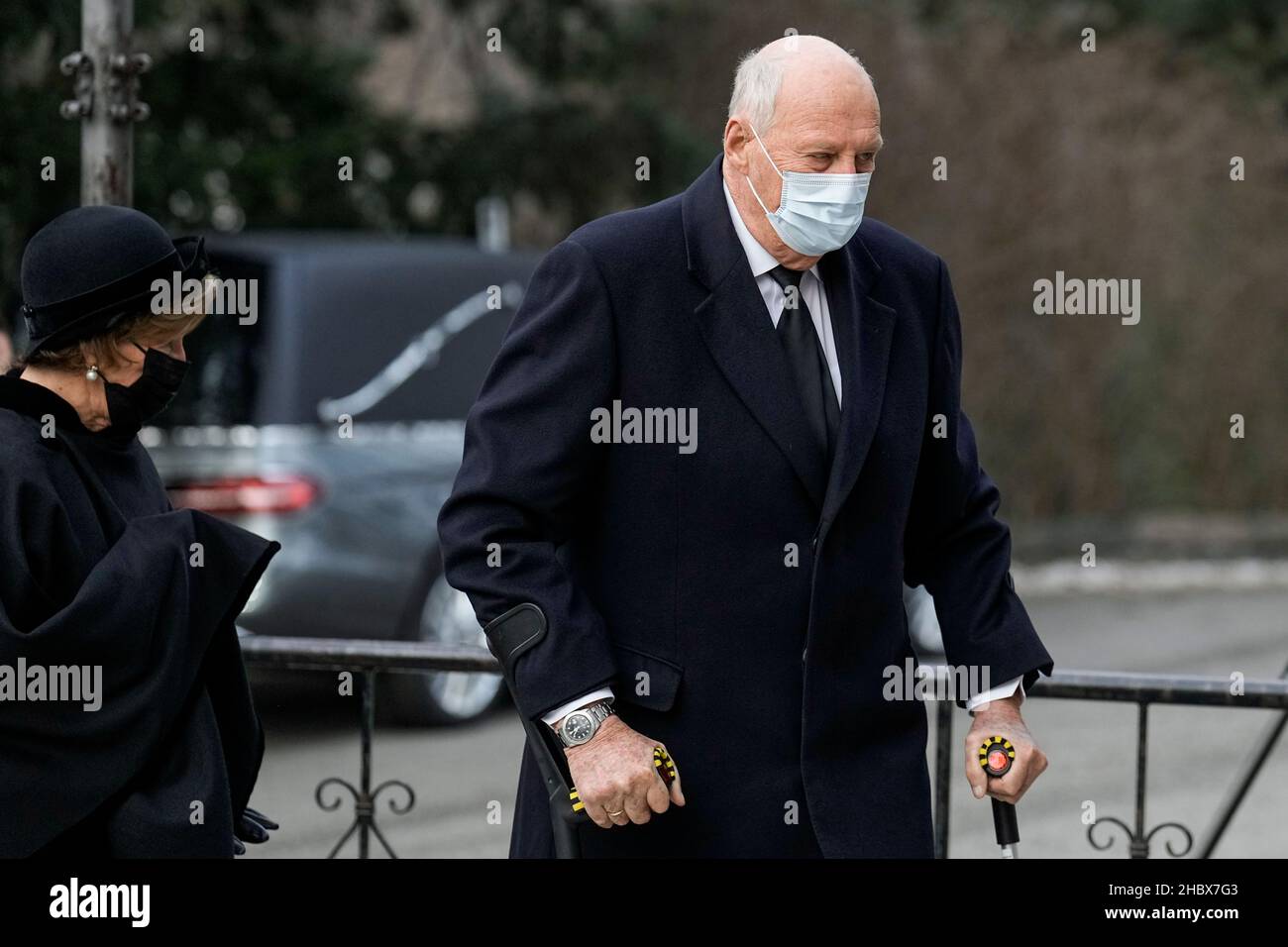 Oslo 20211221. La Regina Sonja e il Re Harald prima del funerale di Kare Willoch dalla chiesa di Ullern a Oslo. Foto: Fredrik Hagen / NTB Foto Stock