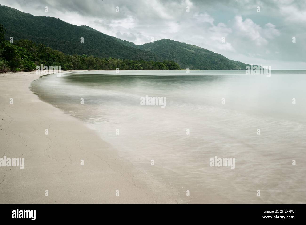 Spiaggia tranquilla a Cape Tribulation nel Parco Nazionale di Daintree. Foto Stock