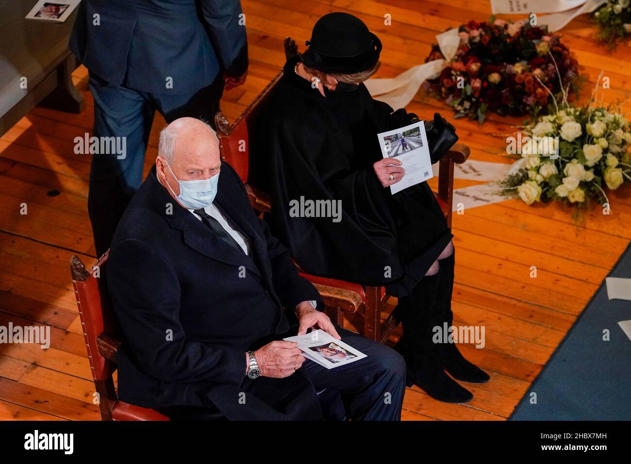 Oslo 20211221.Re Harald e Regina Sonja prima del funerale di Kare Willoch dalla chiesa di Ullern a Oslo. Foto: Lise Aaserud / PISCINA / NTB Foto Stock