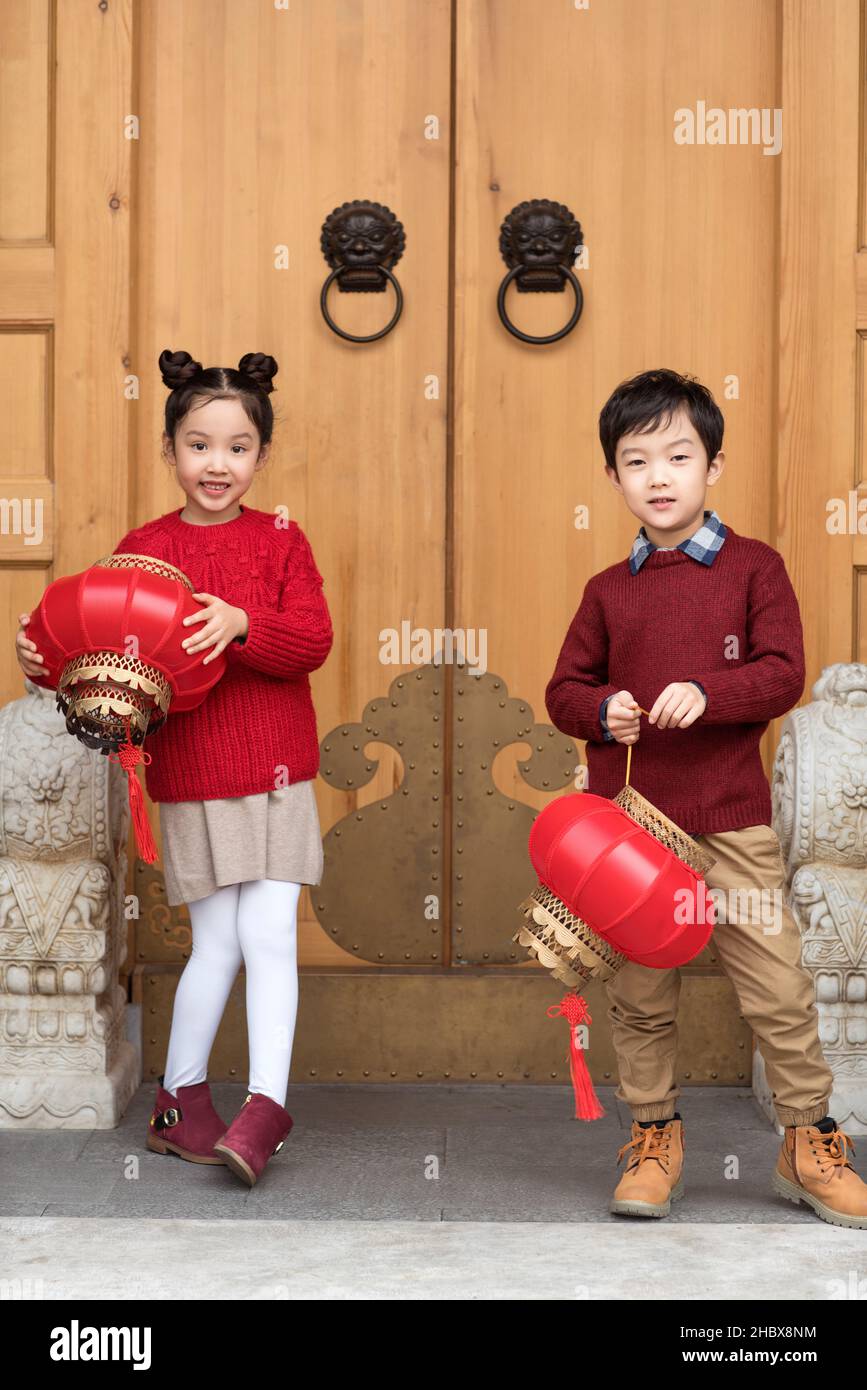 Fratello e sorella che giocano con lanterne Foto Stock