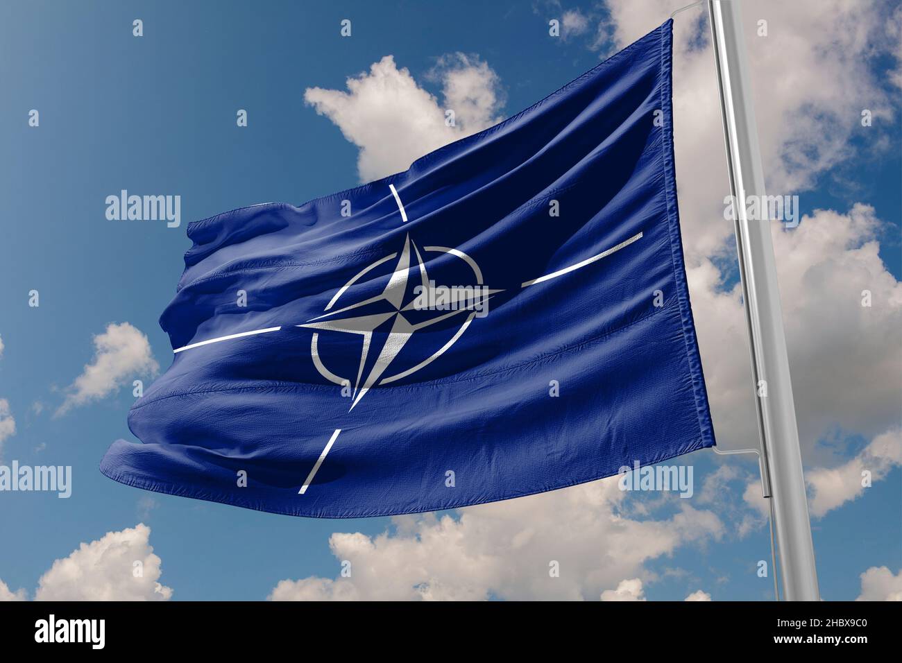 La bandiera della NATO sventola dal vento Foto Stock