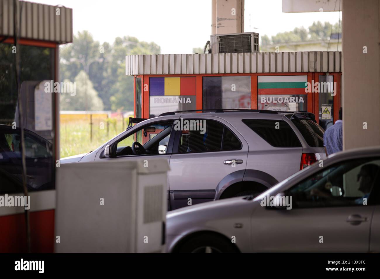 Giurgiu, Romania - 1 luglio 2021: La frontiera terrestre e le dogane tra Bulgaria e Romania. Foto Stock