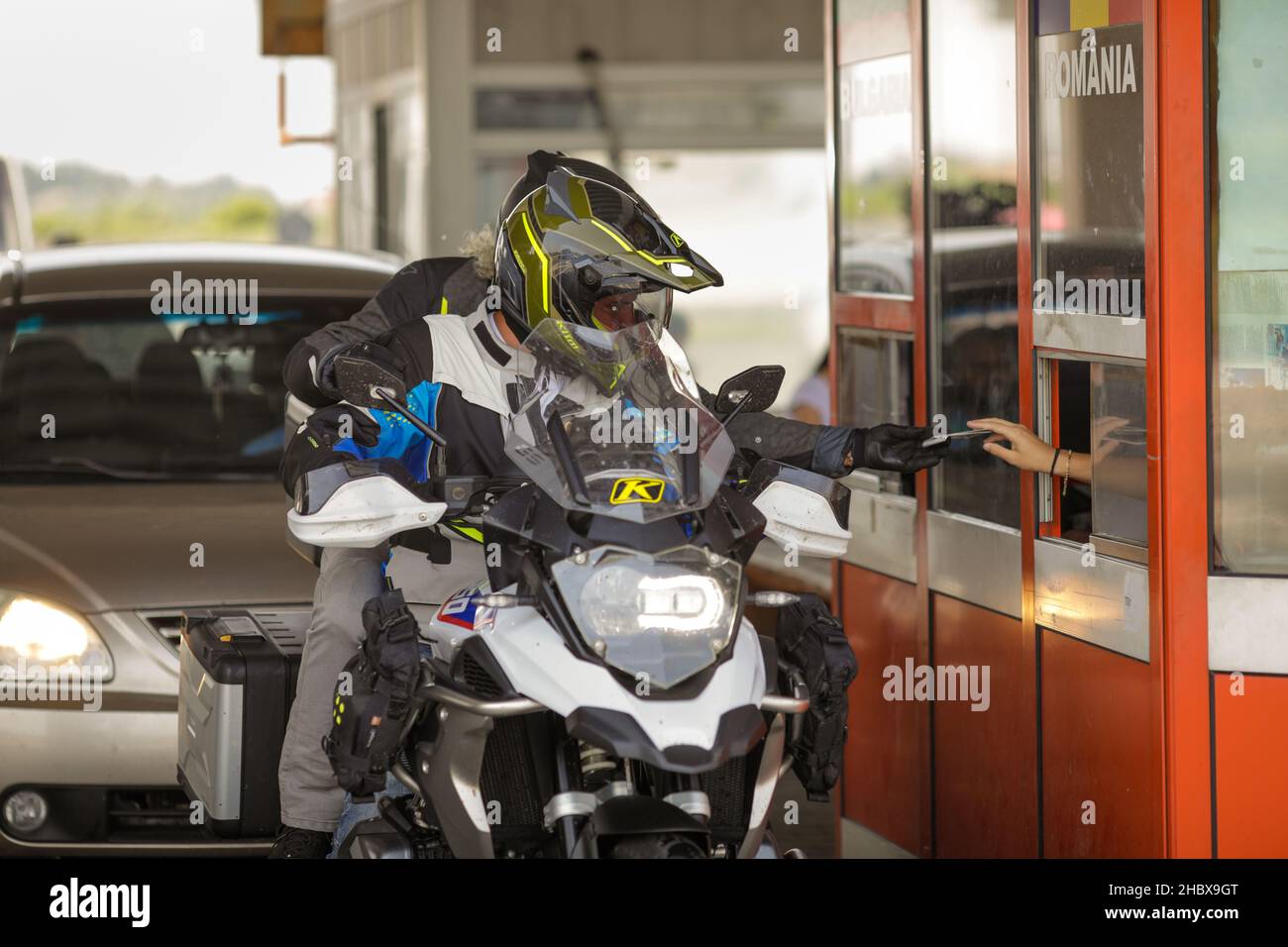 Giurgiu, Romania - 1 luglio 2021: Moto fiume e passeggero mostra i documenti di polizia di frontiera alla frontiera e dogana tra Bulgar Foto Stock