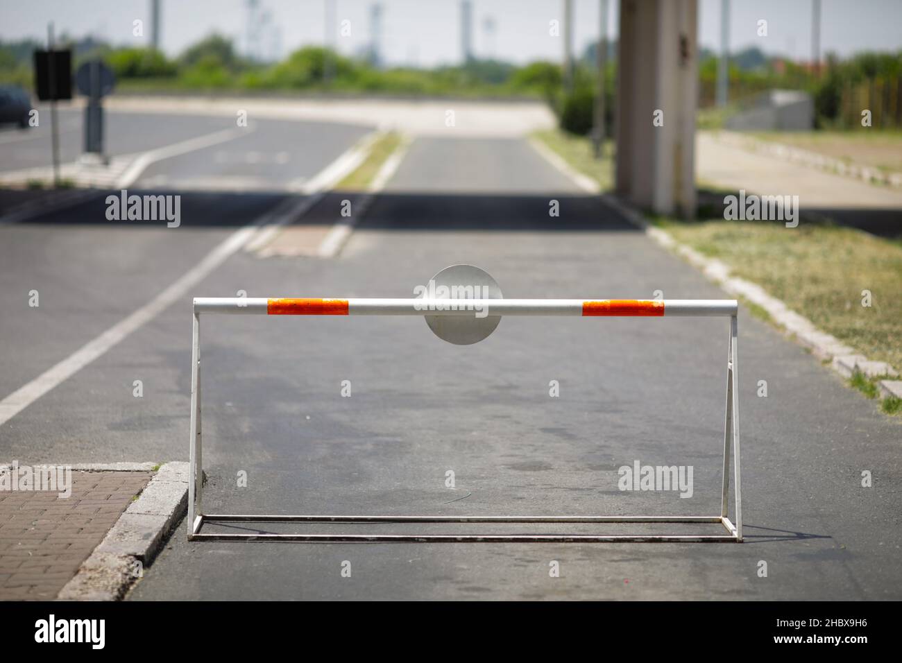 Barriera stradale per le automobili in una zona di controllo di frontiera terrestre tra Romania e Bulgaria. Foto Stock