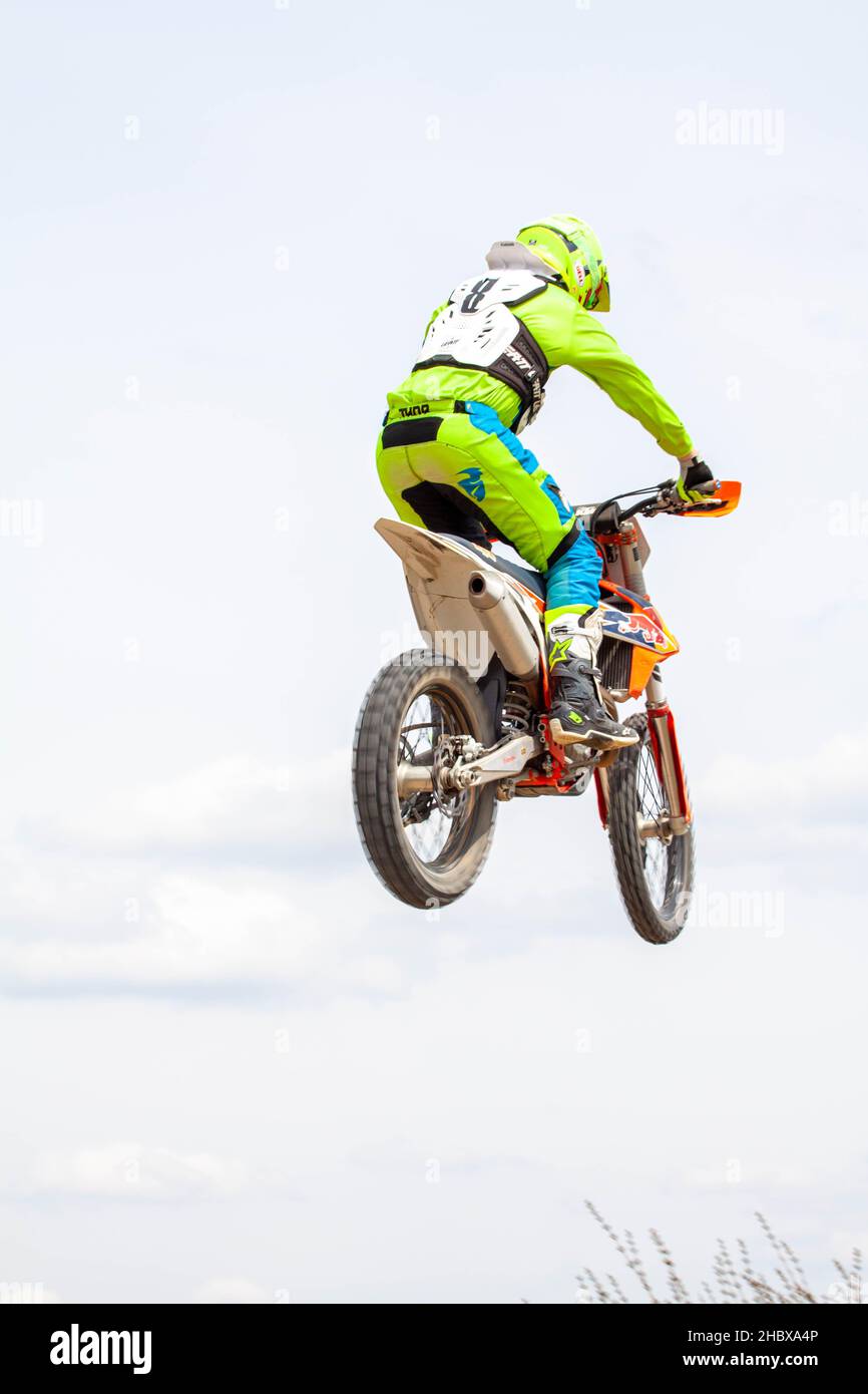 RUSSIA, Novoshakhtinsk - 08 MAGGIO 2021: Motociclisti cavalcano moto di fondo sportive fuoristrada Foto Stock