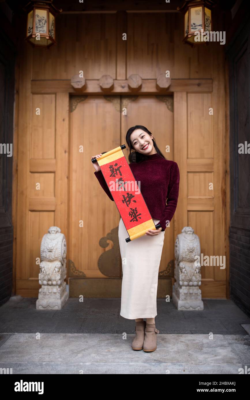 Felice coppia giovane che tiene coppie Foto Stock