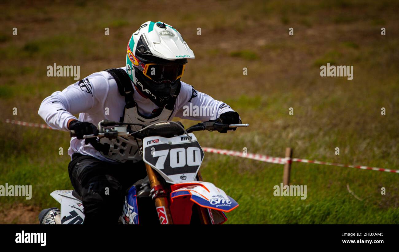 RUSSIA, Novoshakhtinsk - 08 MAGGIO 2021: Motociclisti cavalcano moto di fondo sportive fuoristrada Foto Stock