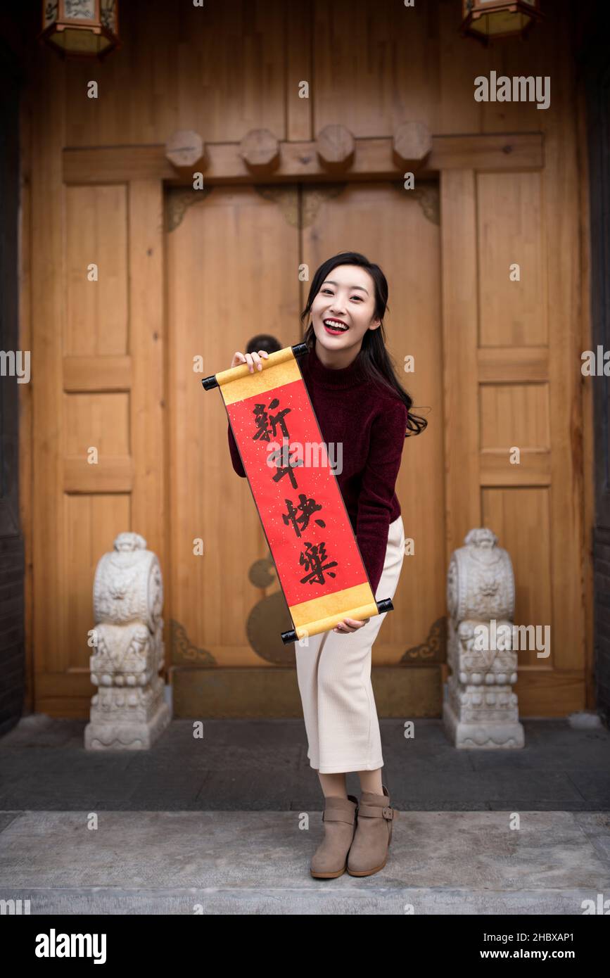 Felice coppia giovane che tiene coppie Foto Stock