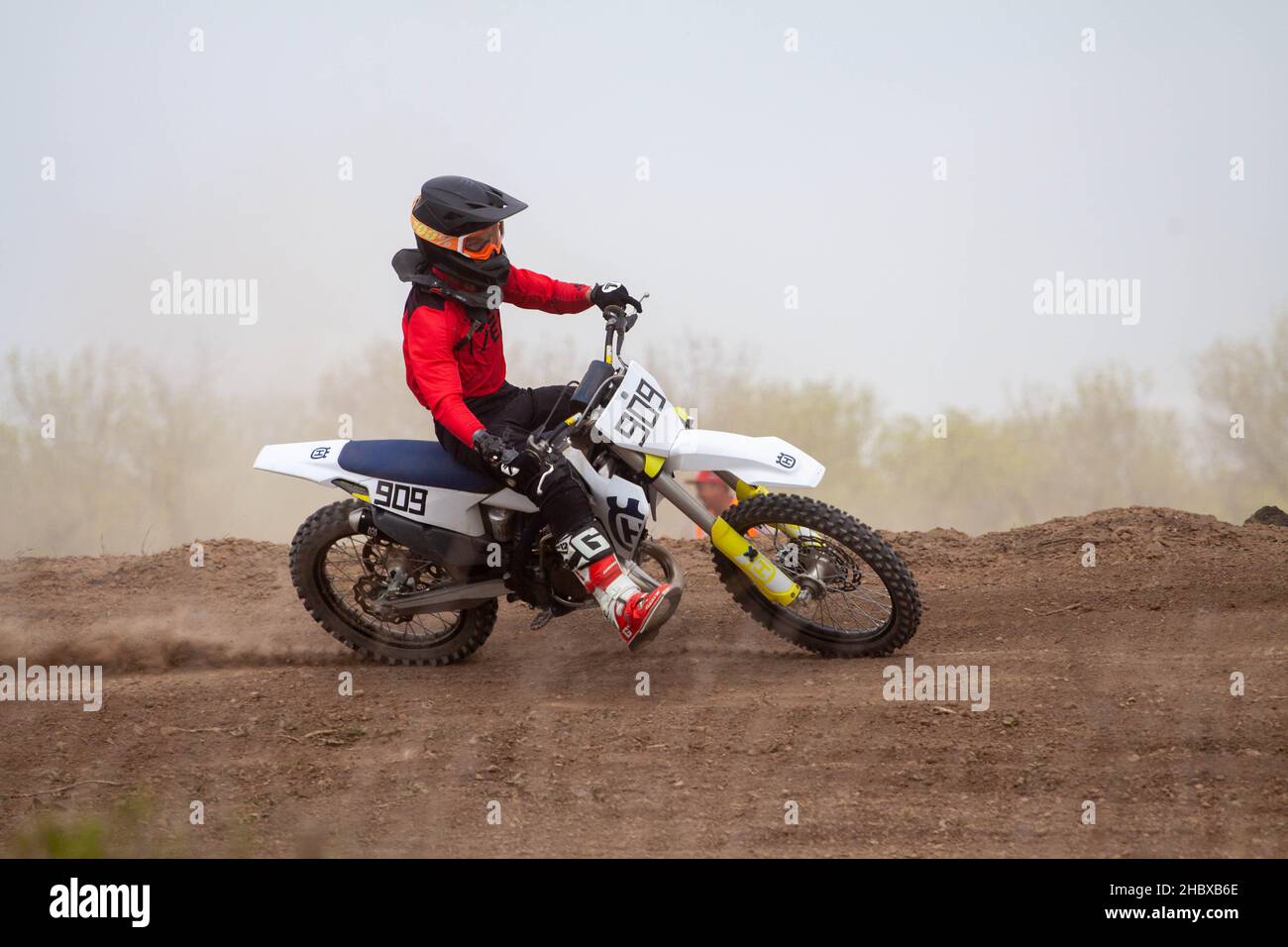 RUSSIA, Novoshakhtinsk - 08 MAGGIO 2021: Motociclisti cavalcano moto di fondo sportive fuoristrada Foto Stock