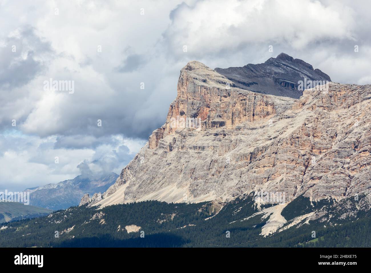 Vista sulla scogliera dolomitica con caratteristico colore e consistenza rocciosa (Alpi italiane, estate) Foto Stock