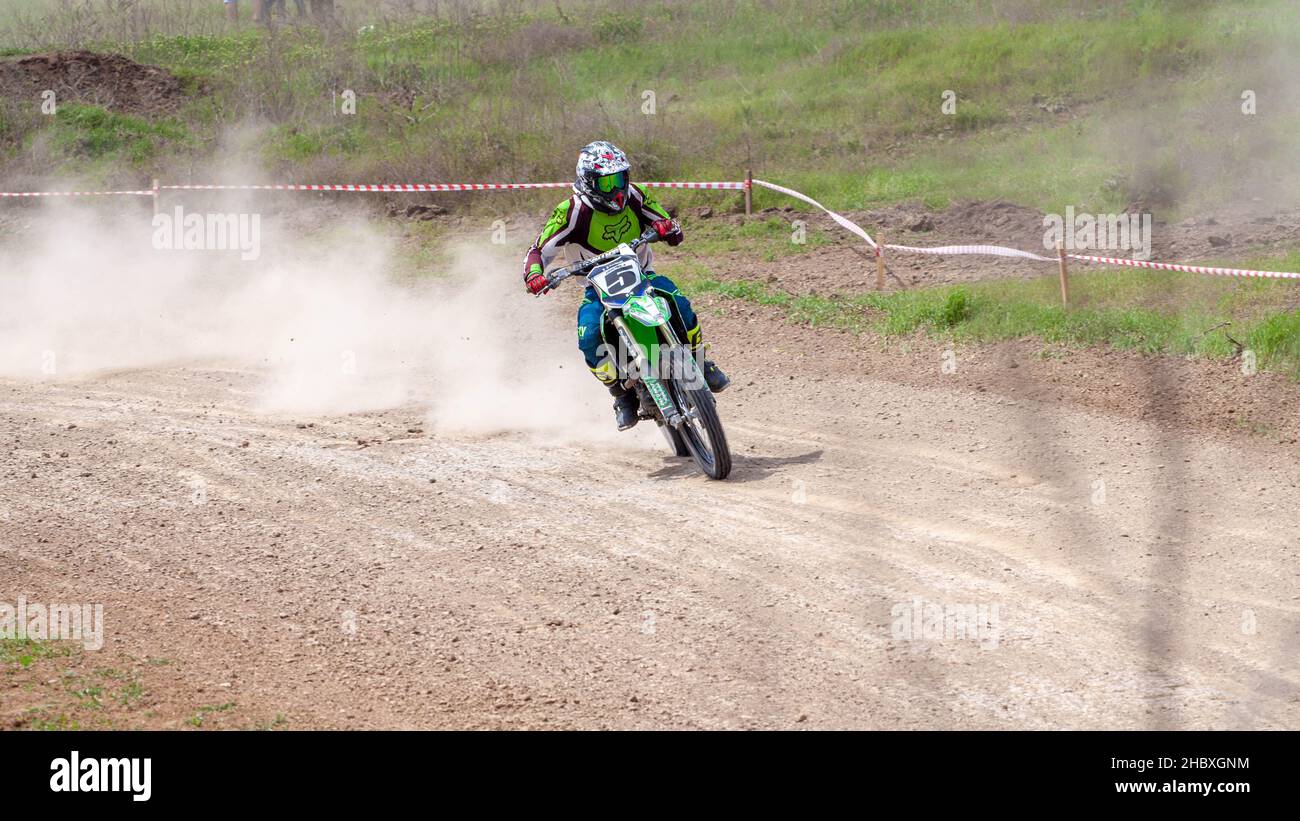 RUSSIA, Novoshakhtinsk - 08 MAGGIO 2021: Motociclisti cavalcano moto di fondo sportive fuoristrada Foto Stock