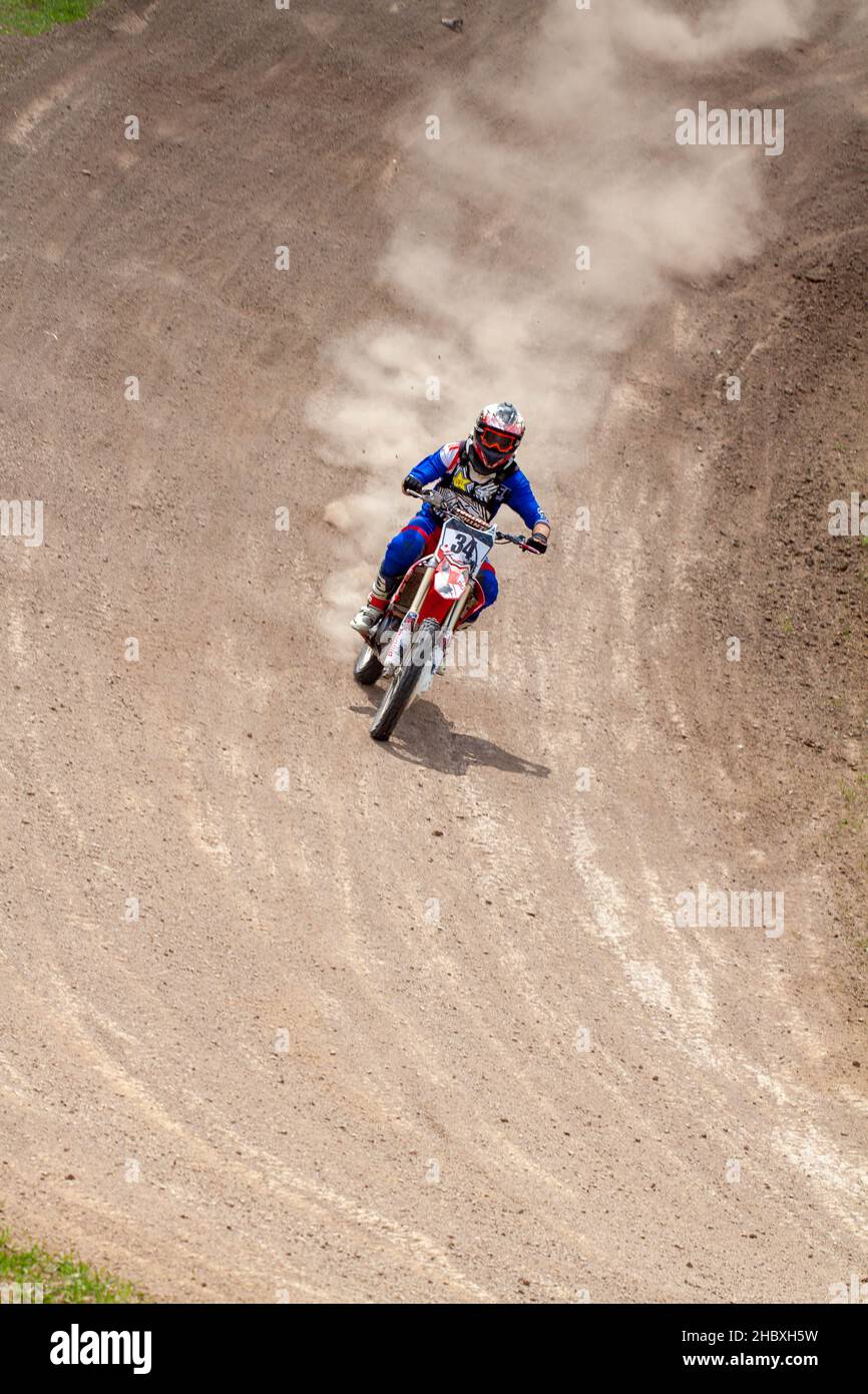 RUSSIA, Novoshakhtinsk - 08 MAGGIO 2021: Motociclisti cavalcano moto di fondo sportive fuoristrada Foto Stock