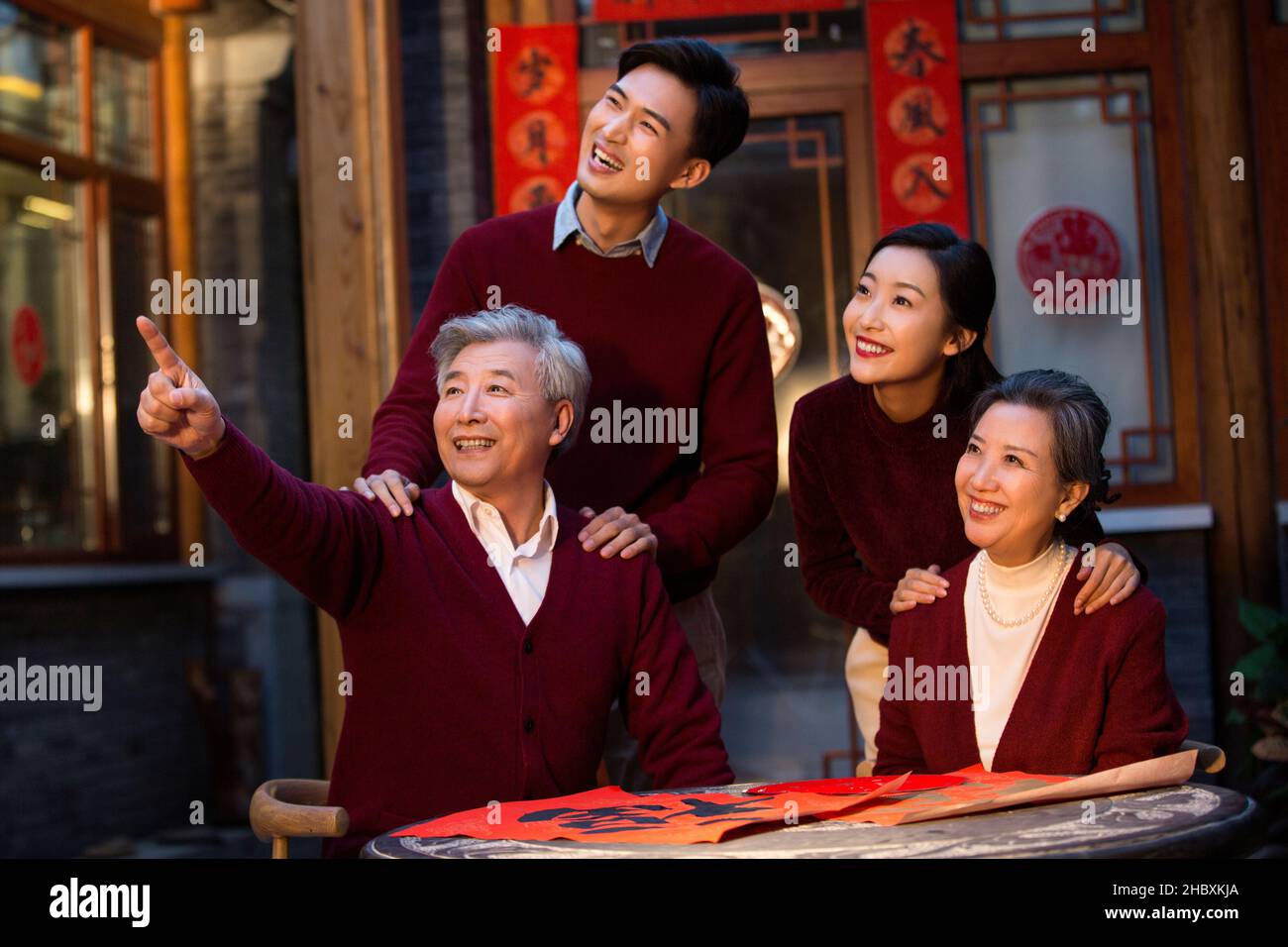 La famiglia festeggia l'anno nuovo e guarda a distanza Foto Stock