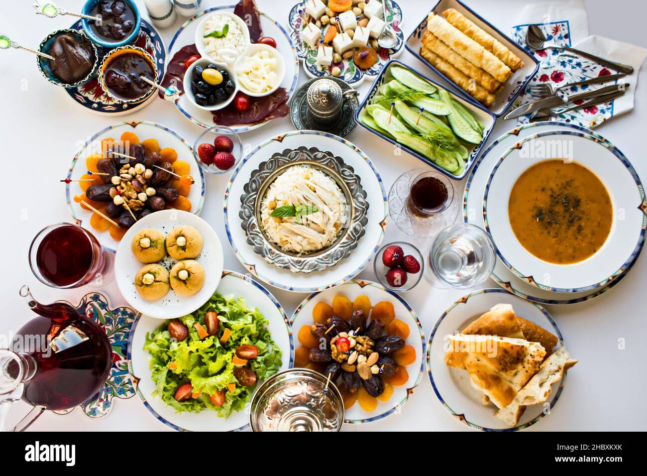 Cena tradizionale Ramadan tavolo con iftar grande menu.immagine concettuale di Ramadan Feast. Foto Stock