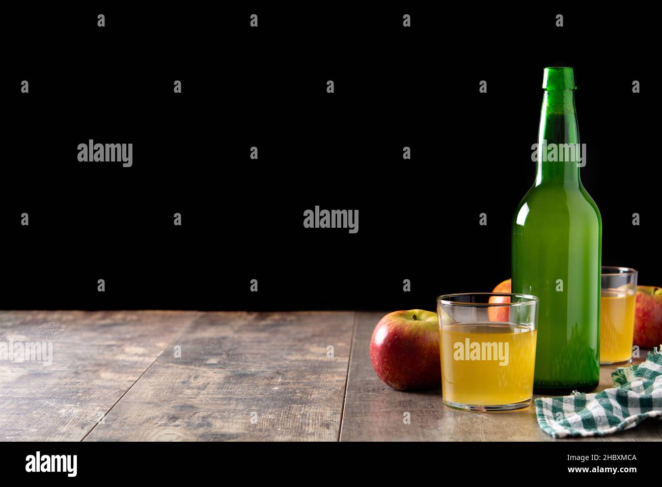 Sidro di mele drink su un rustico tavolo di legno Foto Stock