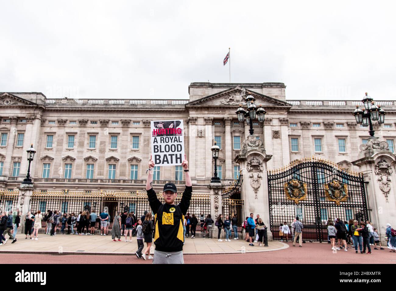 Protesta della ribellione degli animali di fronte a Buckingham Palace con un cartello che dice Caccia A Royal Bloodbath - Londra 2021 Foto Stock