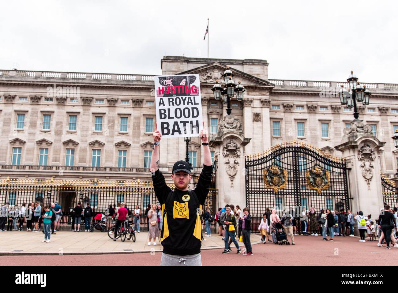 Protesta della ribellione degli animali di fronte a Buckingham Palace con un cartello che dice Caccia A Royal Bloodbath - Londra 2021 Foto Stock