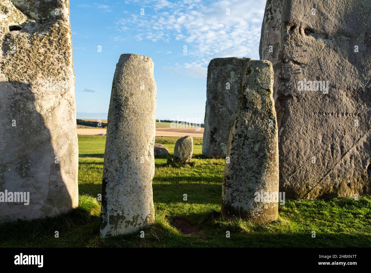 Pietre di Stonehenge Bluestones e Sarsen in una giornata di sole 2021 Foto Stock