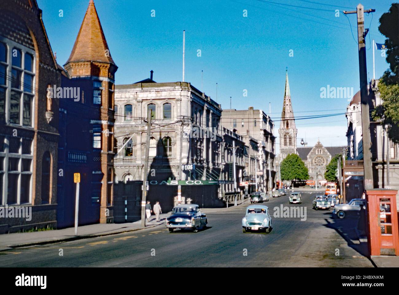 Una vista del centro di Christchurch, South Island, Nuova Zelanda in c.. 1958. La cattedrale della città, la cattedrale di Christchurch, si trova alla fine della strada. Questa zona ora sembra completamente diversa a causa dei danni e della perdita di edifici causati da terremoti, in particolare quello del febbraio 2011. Questo distrusse la guglia e la maggior parte della torre, e danneggiò gravemente il resto dell'edificio. La torre fu successivamente demolita. È stato deciso che la Cattedrale di Christchurch sarà ripristinata. A metà del 2019 erano iniziati i primi lavori di progettazione e stabilizzazione, una fotografia d'epoca del 1950s. Foto Stock