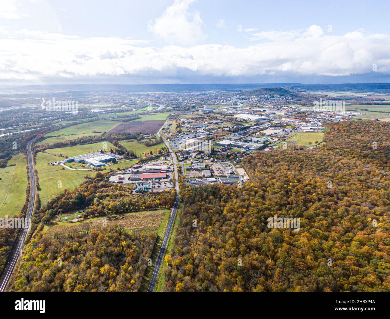 Vista sulla città industriale e sulla foresta naturale insieme. Toul città, Meurthe-et-Moselle, Lorena, Francia Foto Stock