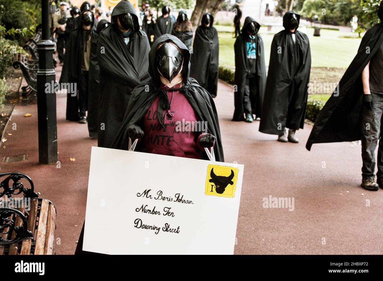 I manifestanti di ribellione animale vestiti come medici peste che camminano a Downing Street London 2020 Foto Stock