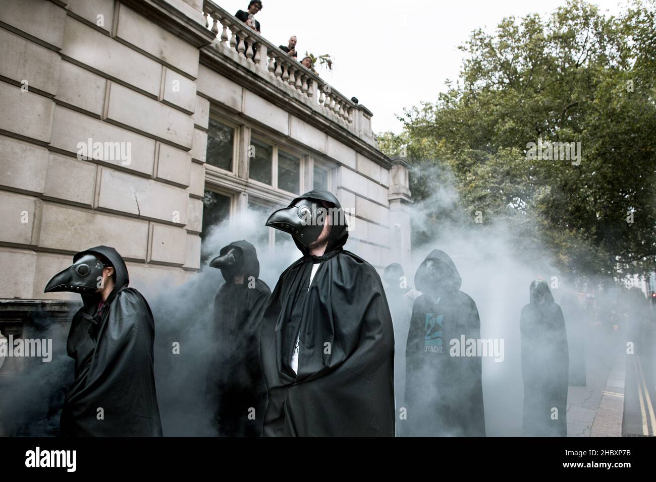 La ribellione animale peste medico manifestanti camminare a Downing Street Londra 2020 Foto Stock