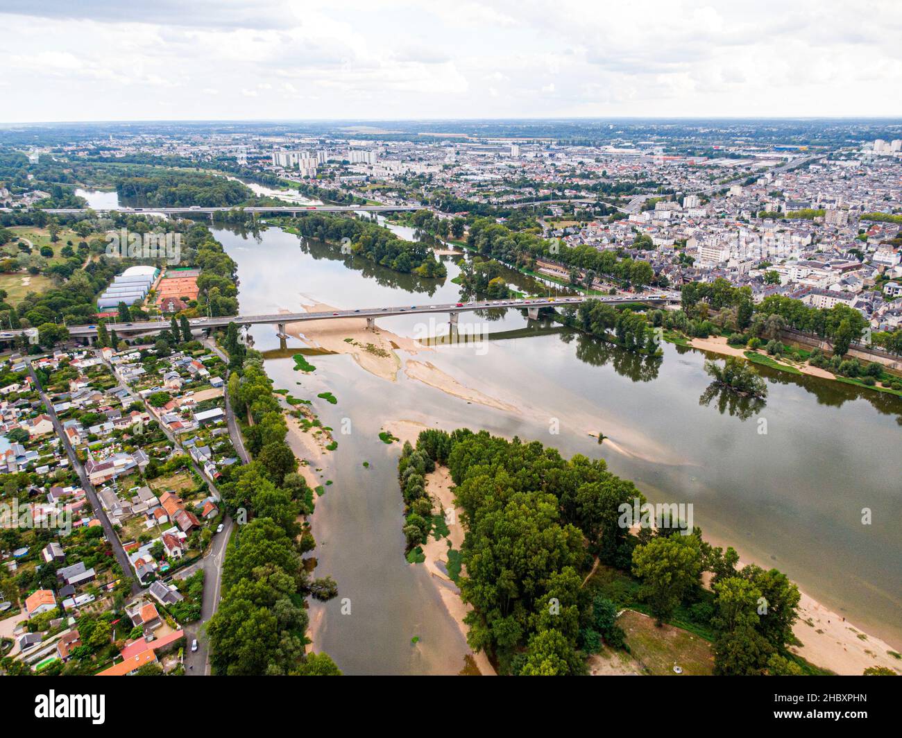 Veduta aerea di Tours, Ponte Napoleone, ponte Wilson che attraversa il fiume Loira, Val-de-Loire, Francia Foto Stock