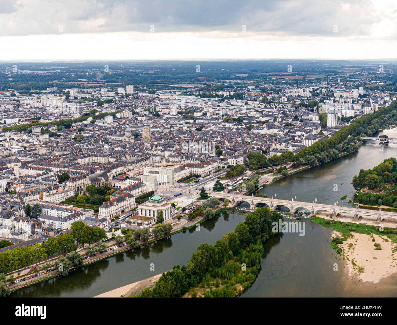 Veduta aerea di Tours, Ponte Napoleone, ponte Wilson che attraversa il fiume Loira, Val-de-Loire, Francia Foto Stock