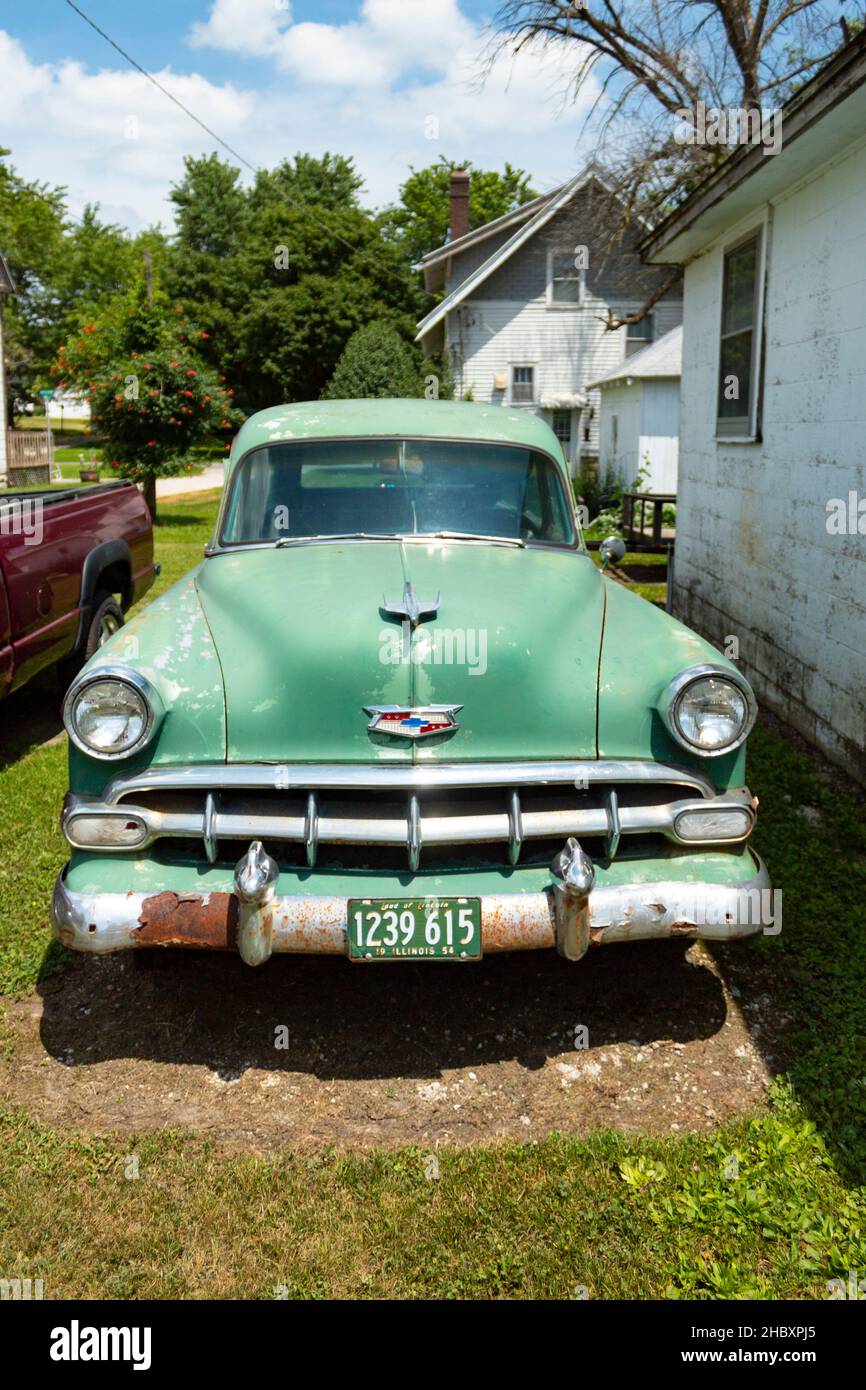 Vista frontale della vecchia e classica berlina 1954 Chevrolet Bel Air American sulla Route 66 in Odell Illinois USA Foto Stock