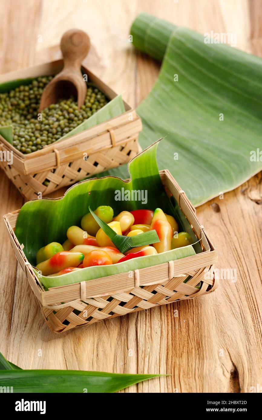 Kanom Look Choup (Thai) o Kue Ku Buah (Indonesia), fagioli Mung a forma di frutta fatti da fagioli e zucchero di Mung, manuale a forma di mano come un Mini frutta o VE Foto Stock