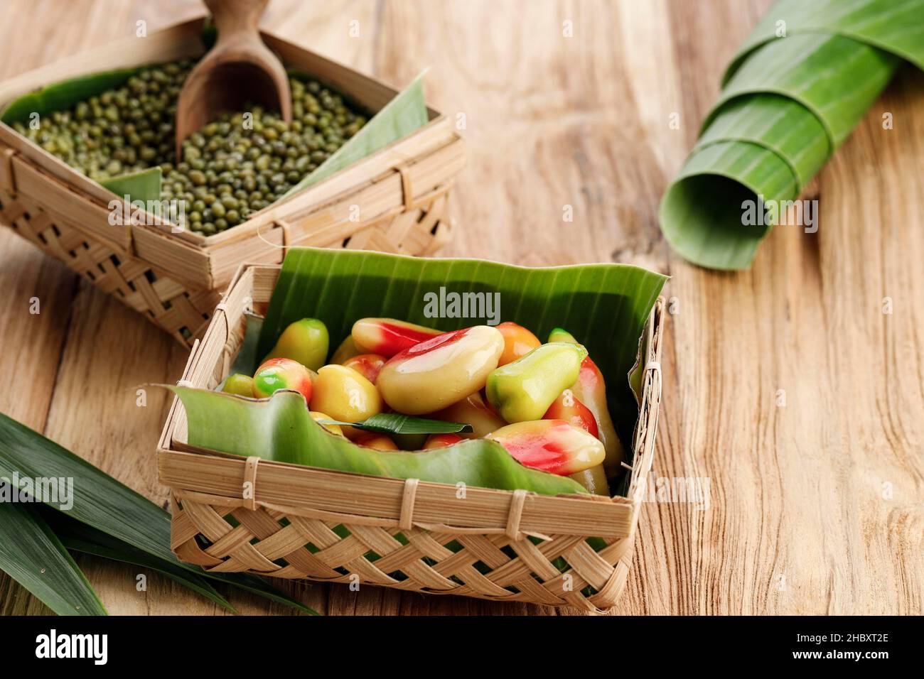 Kanom Look Choup (Thai) o Kue Ku Buah (Indonesia), fagioli Mung a forma di frutta fatti da fagioli e zucchero di Mung, manuale a forma di mano come un Mini frutta o VE Foto Stock