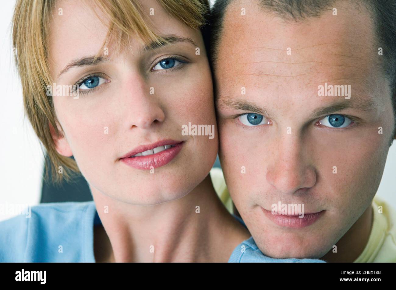 Donna e uomo sorridenti alla macchina fotografica con sfondo bianco. Foto Stock