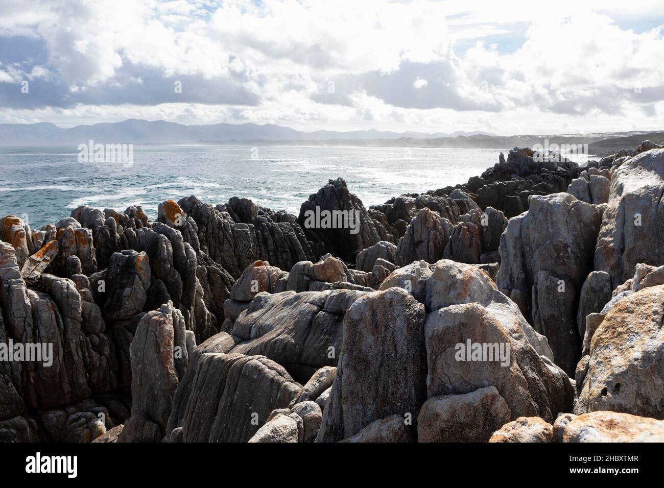 Le rocce sulla costa di De Kelders, con vista sull'oceano Foto Stock