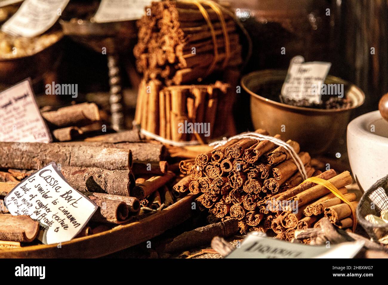 Tradizionale farmacista vittoriano, bancone con spezie, erbe, pacchetti di cannella (Old Operating Theatre Museum e Herb Garret, Londra, Regno Unito) Foto Stock