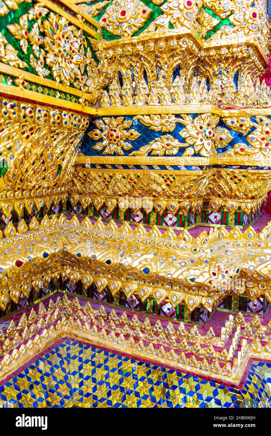 Il lato particolare del Phra Ubosot (ordinazione Hall) di Wat Arun (Tempio di Dawn) a Bangkok, in Thailandia Foto Stock