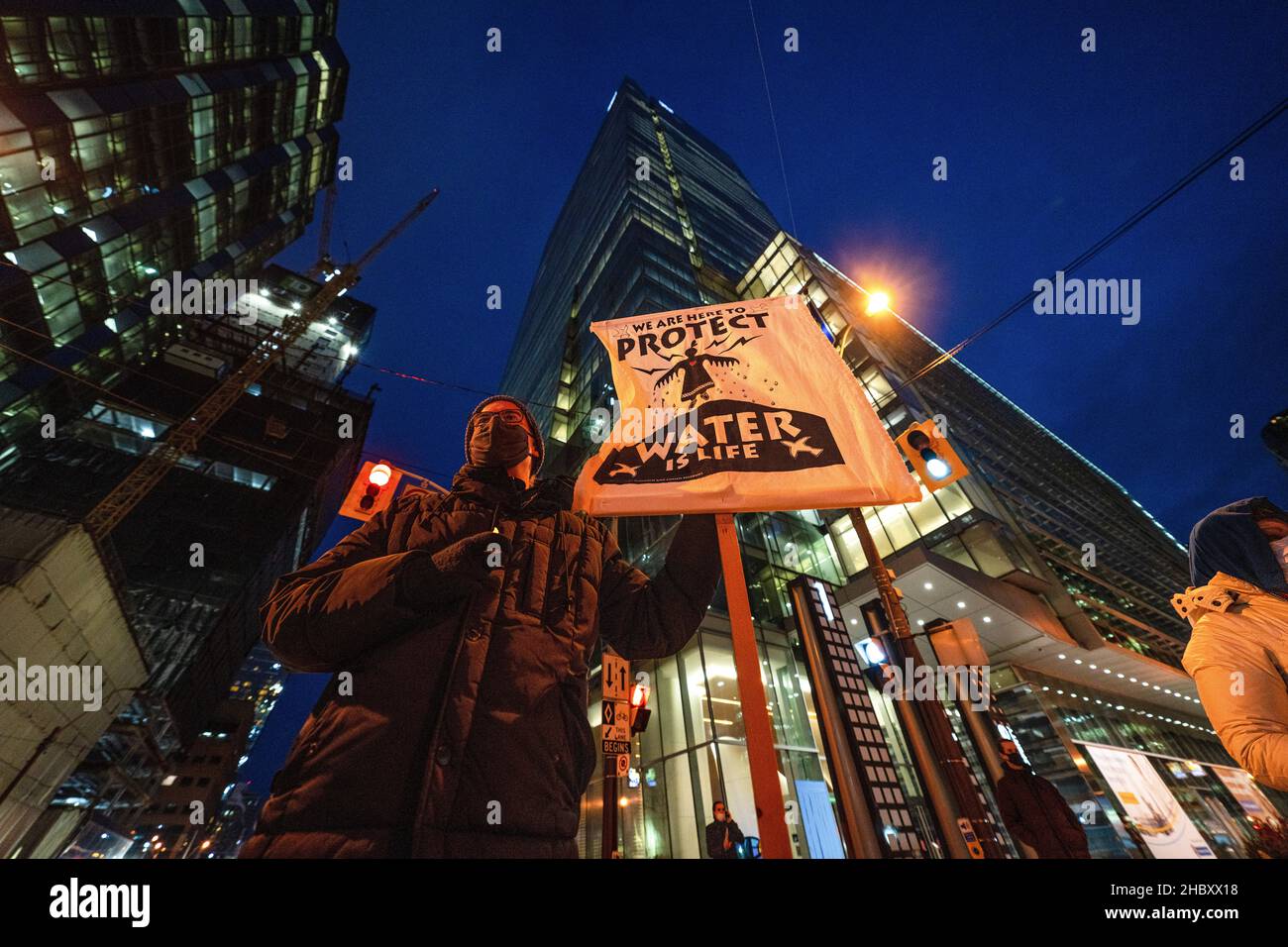 Un attivista tiene un cartello dicendo: ìWe sono qui per proteggere, l'acqua è Lifeî durante la manifestazione. I manifestanti si riuniscono al di fuori del centro RBC in solidarietà con Wetísuwetíen Land Defenders. Le loro richieste sono che RBC defunda il gasLink Coastal e rispetti la sovranità indigena. (Foto di Katherine Cheng / SOPA Images/Sipa USA) Foto Stock