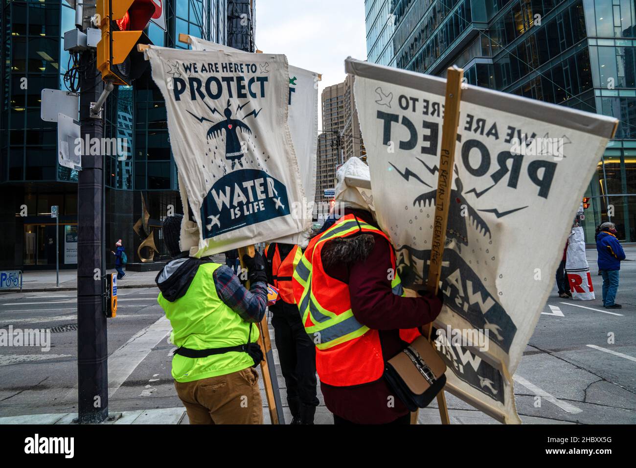 Gli attivisti tengono in mano i cartelli dicendo: ìWe sono qui per proteggere, l'acqua è Lifeî durante la manifestazione. I manifestanti si riuniscono al di fuori del centro RBC in solidarietà con Wetísuwetíen Land Defenders. Le loro richieste sono che RBC defunda il gasLink Coastal e rispetti la sovranità indigena. (Foto di Katherine Cheng / SOPA Images/Sipa USA) Foto Stock