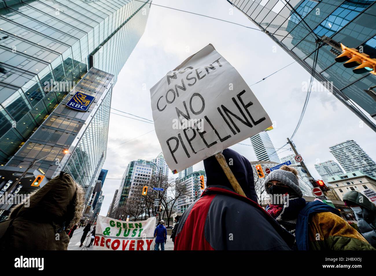 Un attivista tiene in mano un cartello che dice ìNo consenso, No Pipelineî durante la manifestazione. I manifestanti si riuniscono al di fuori del centro RBC in solidarietà con Wetísuwetíen Land Defenders. Le loro richieste sono che RBC defunda il gasLink Coastal e rispetti la sovranità indigena. (Foto di Katherine Cheng / SOPA Images/Sipa USA) Foto Stock